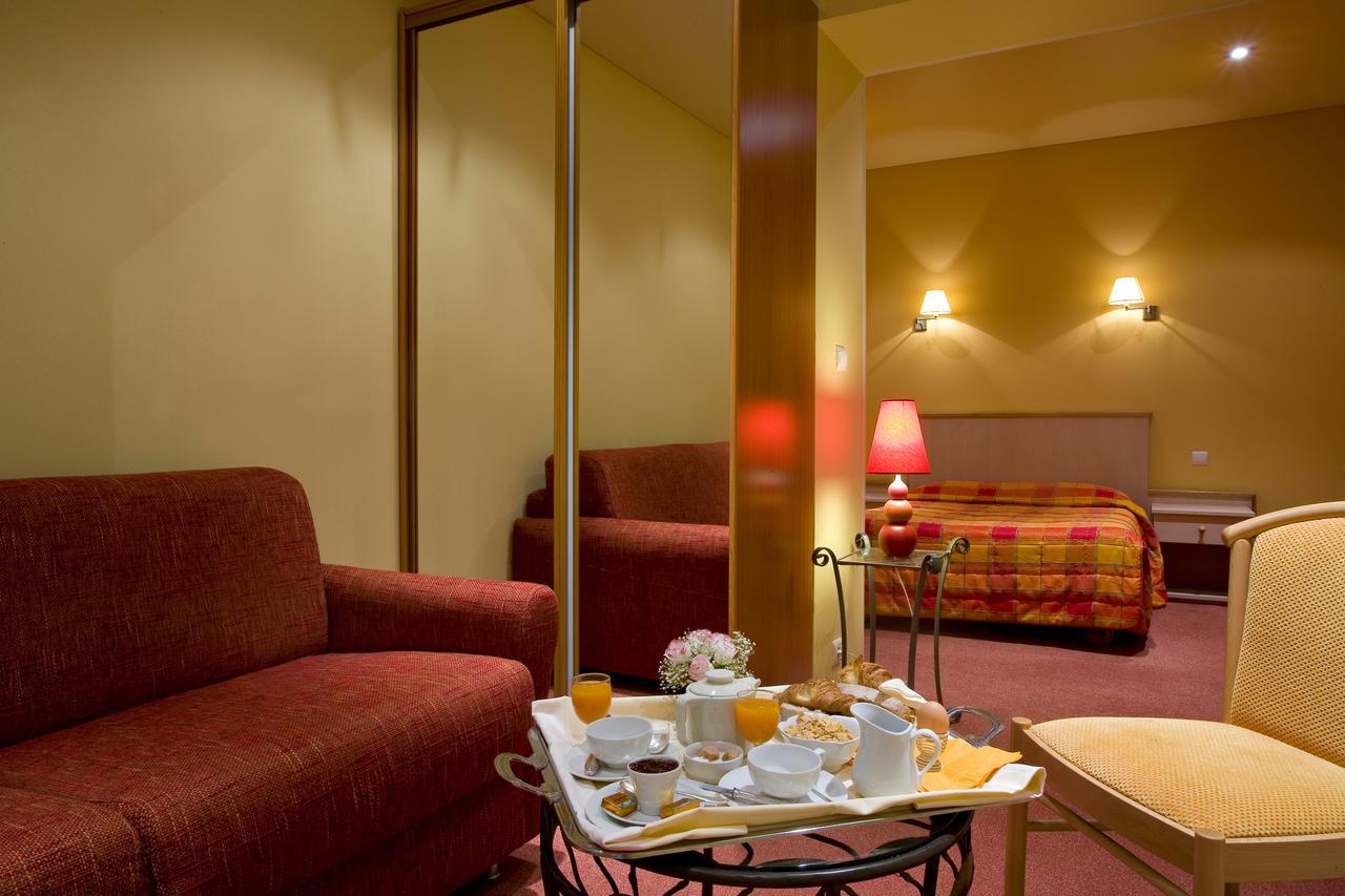 Hotel Restaurant Le Parc Мулин Екстериор снимка