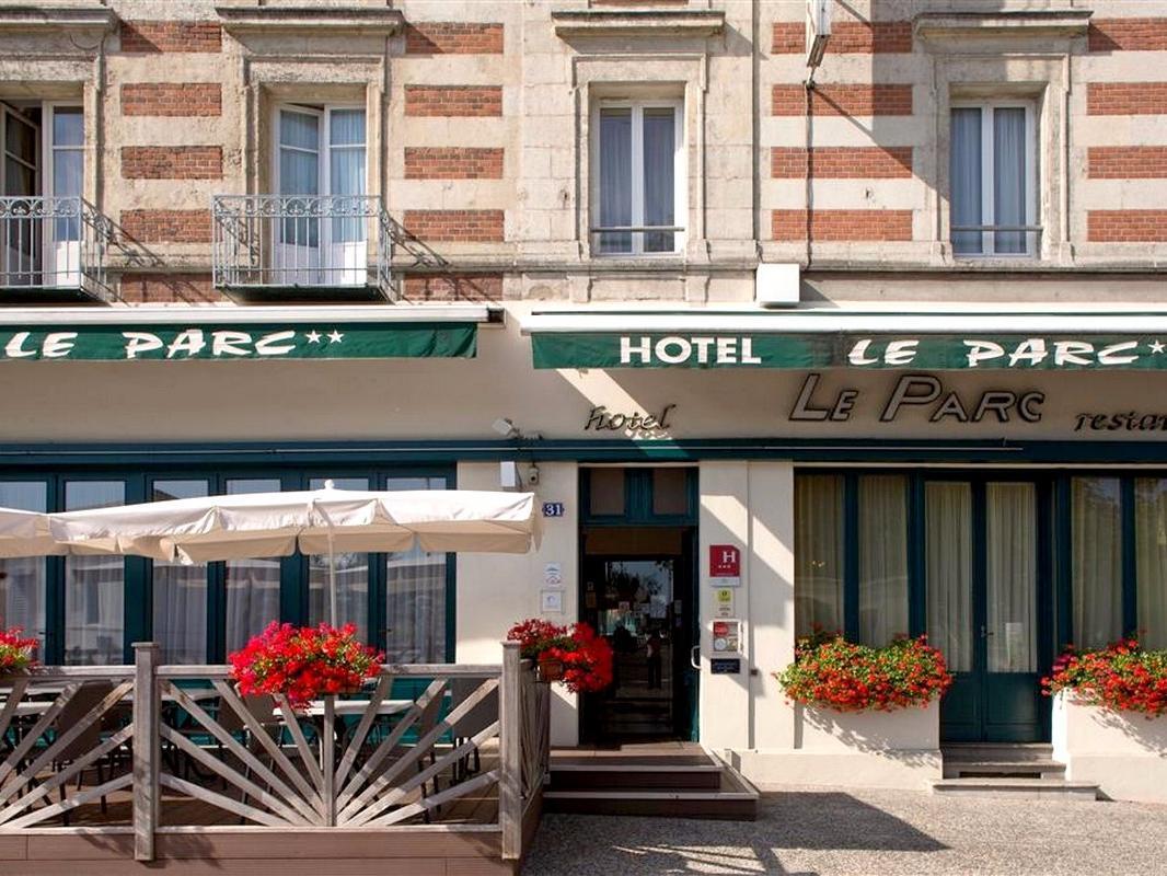 Hotel Restaurant Le Parc Мулин Екстериор снимка
