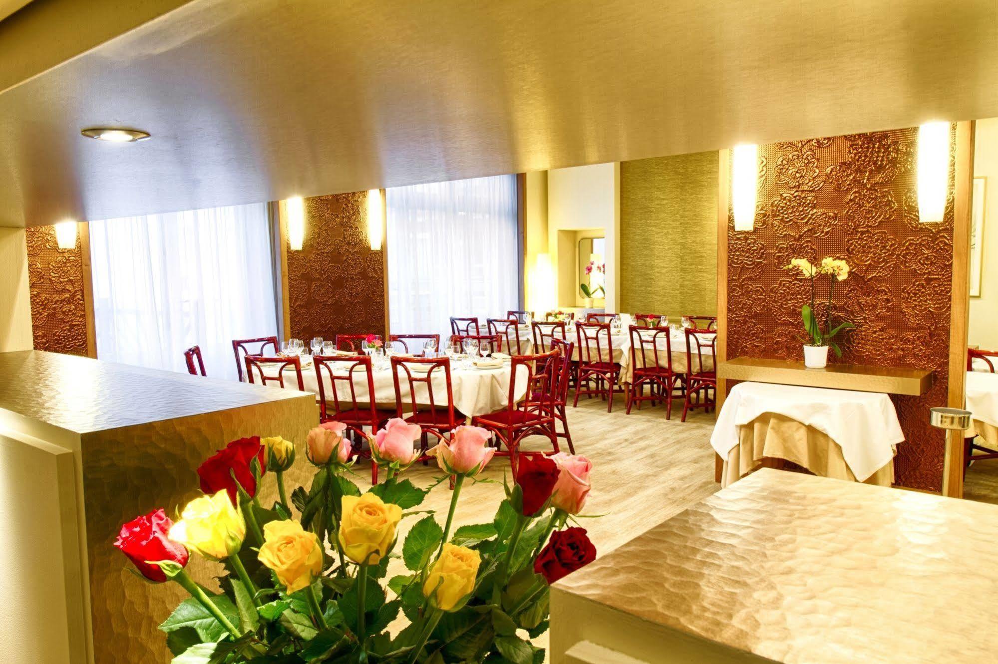 Hotel Restaurant Le Parc Мулин Екстериор снимка