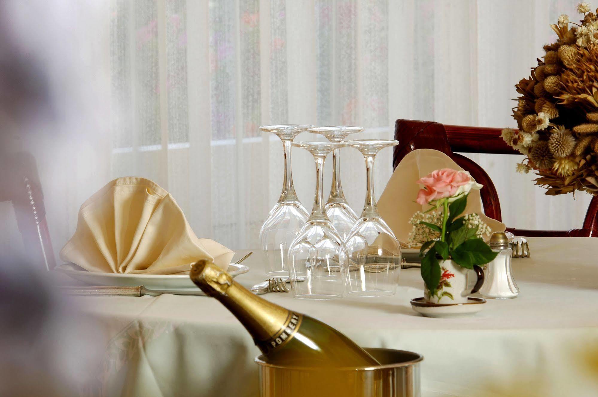 Hotel Restaurant Le Parc Мулин Екстериор снимка